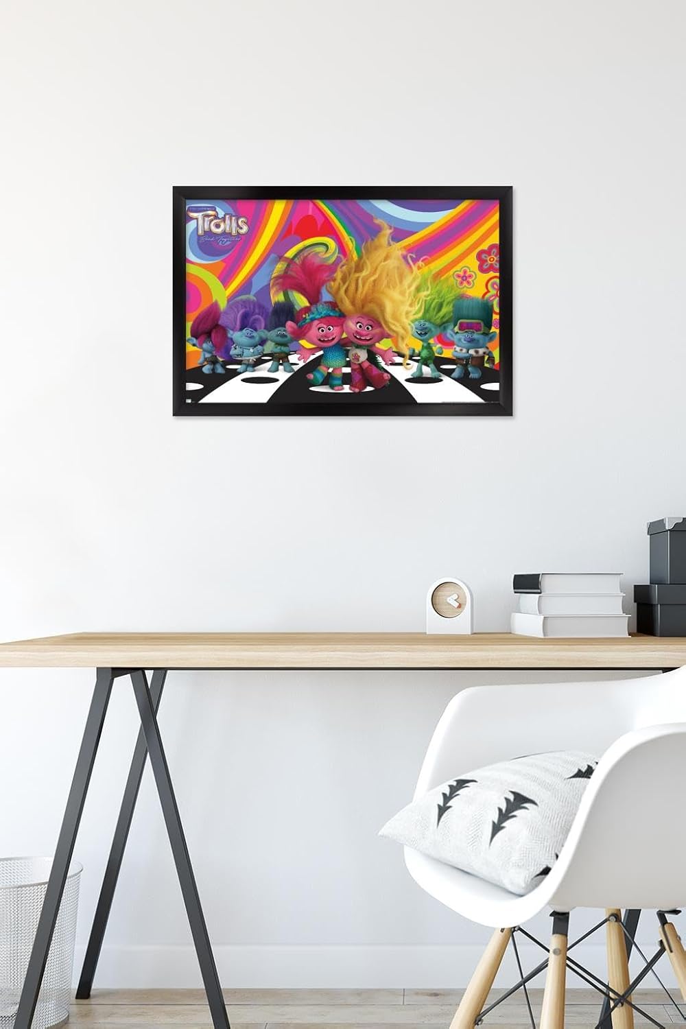Trends International Trolls Band Together – Póster de pared del universo, 14.72 x 22.37 pulgadas, versión enmarcada en negro