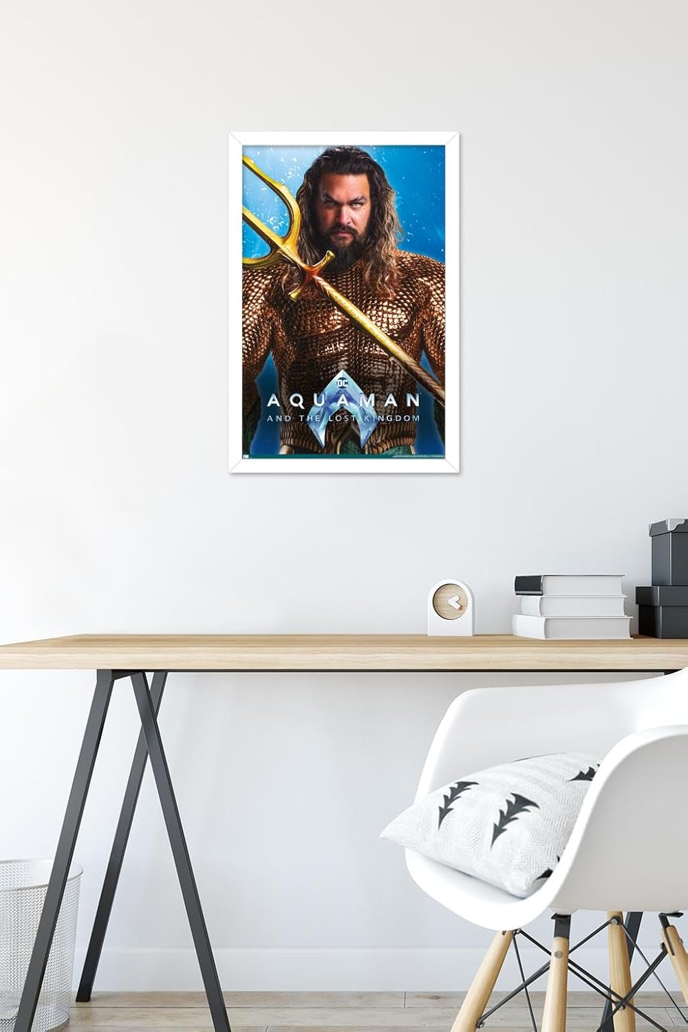 Trends International DC Comics Movie Aquaman y el Reino Perdido – Póster de pared de Aquaman, 14.72 x 22.37 pulgadas, versión enmarcada en blanco