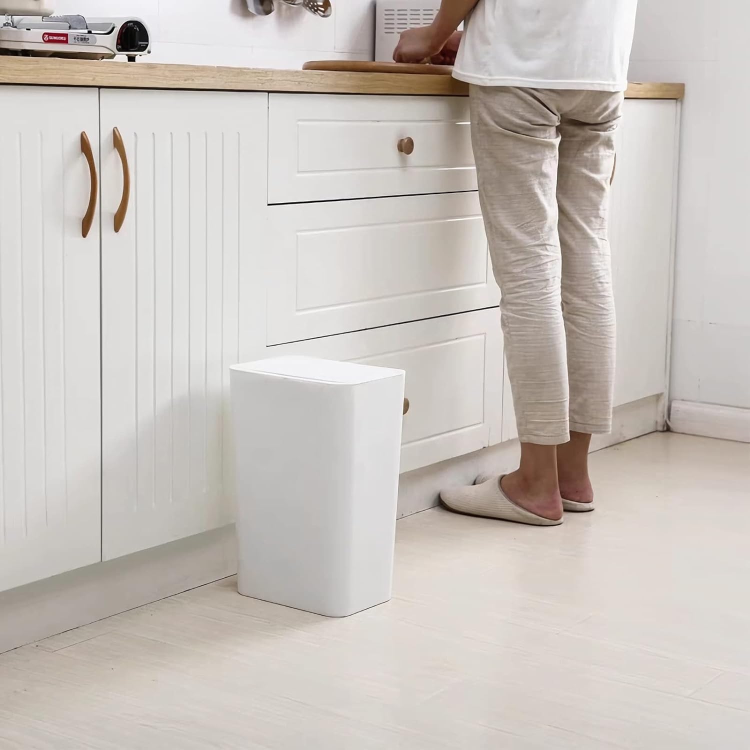 QPEY Basurero de baño con tapa, papelera de baño de 10 litros2.6 galones, cubo de basura pequeño de plástico para baño, cocina, dormitorio, oficina