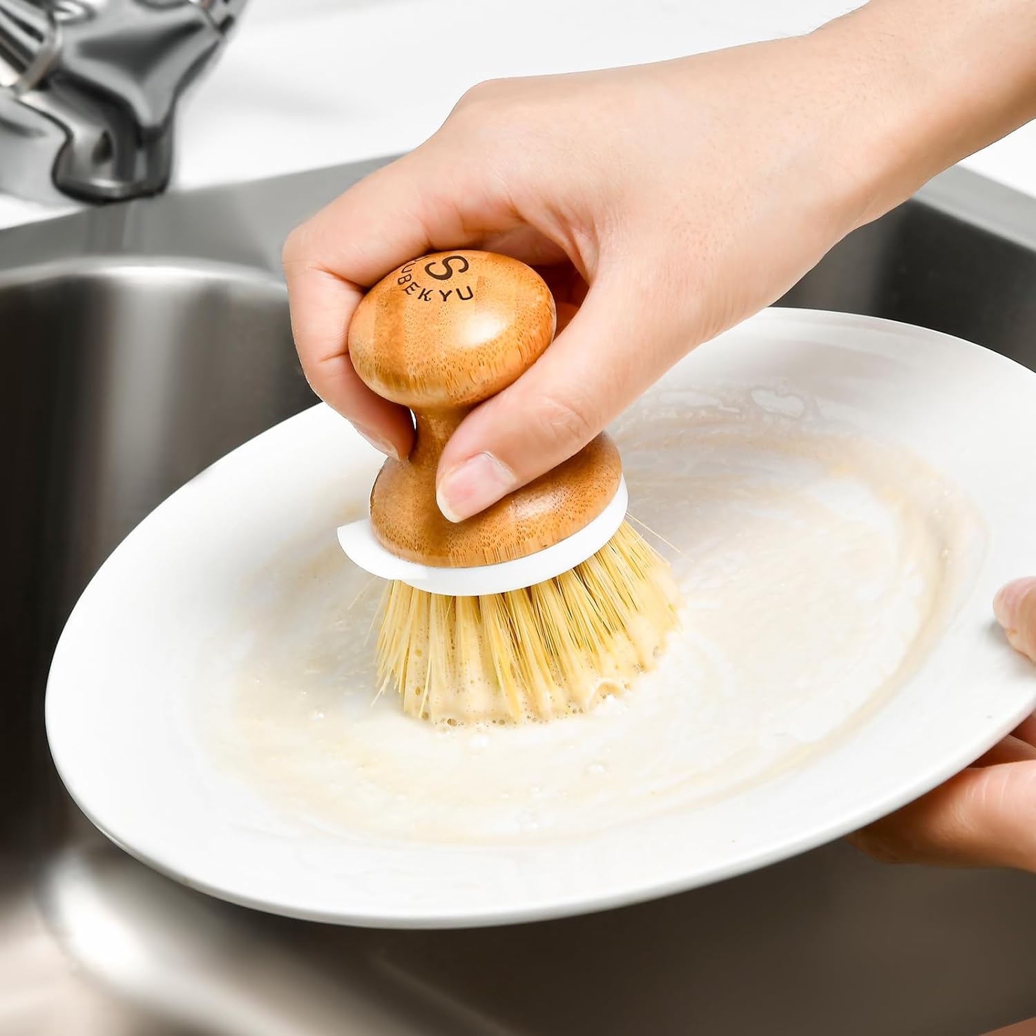 SUBEKYU Cepillo de bambú para platos, cepillo para limpiar platos de cocina con dispensador de jabón, cepillo de madera natural para lavar platos,