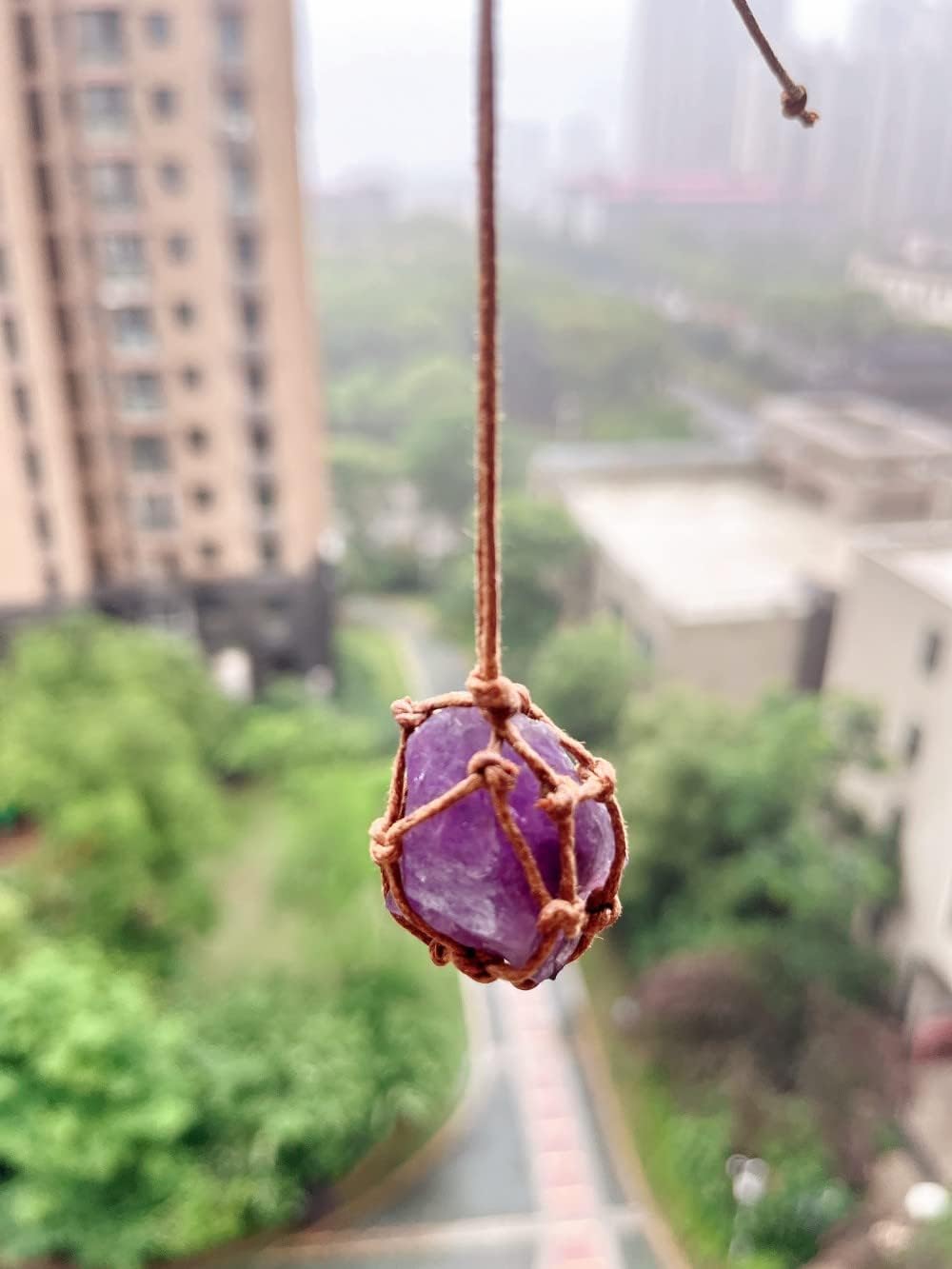 Collar con colgante de cristal crudo natural Reiki, chakra curativo, piedra de tratamiento con cuerda tejida a mano en color aleatorio, Piedra