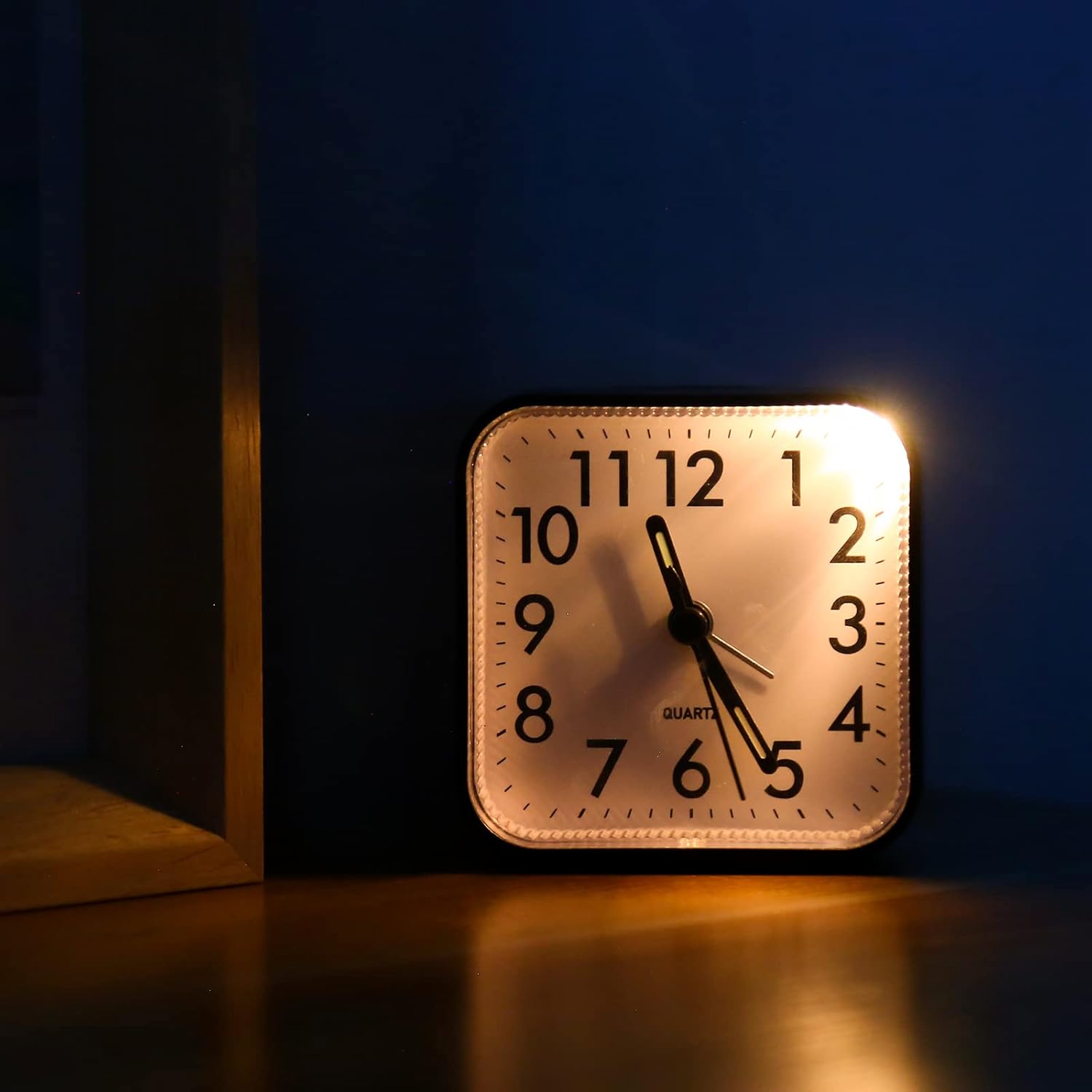 ORIA Reloj despertador analógico, reloj despertador silencioso, reloj despertador sin tictac, pequeño reloj despertador con luz nocturna,