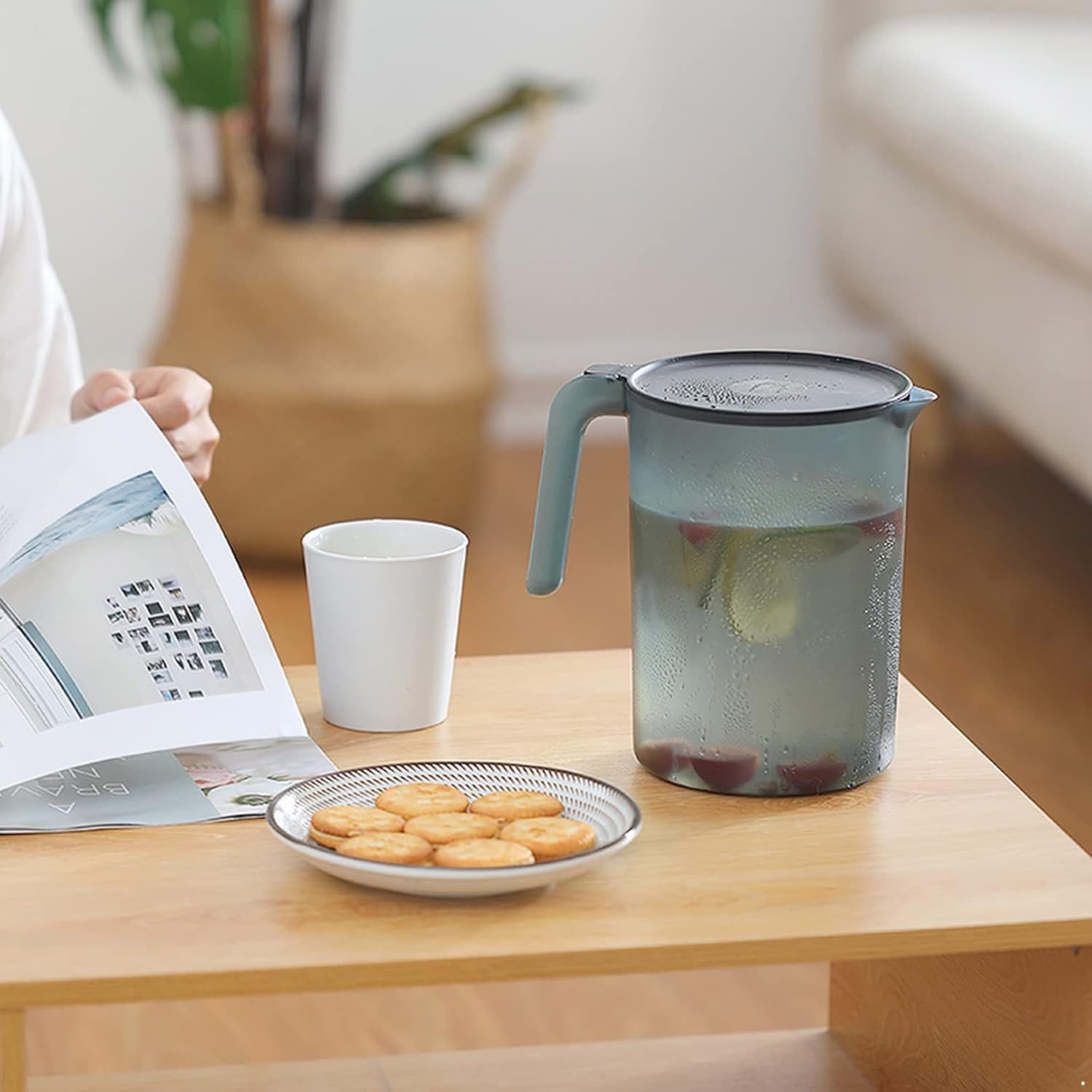 YiZYiF Jarra de plástico de gran capacidad con tapa para bebidas, jarra de agua, jugo, bebida, hervidor de té, bebidas calientes, color negro, 84.5