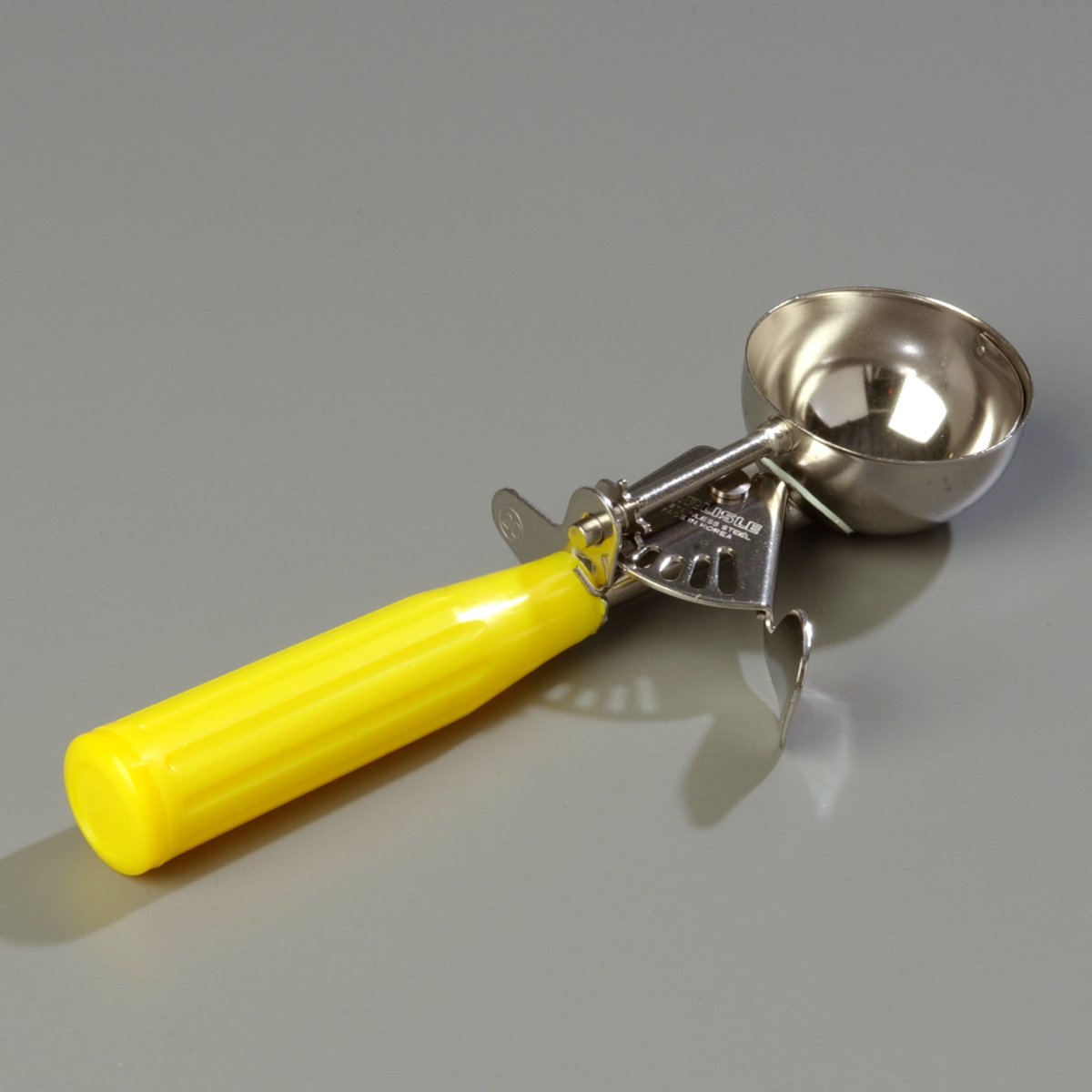 Carlisle FoodService Products 60300-20 Cuchara de acero inoxidable para control de porciones, 2 onzas, amarillo