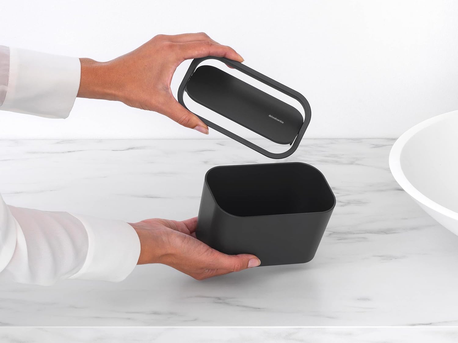 Brabantia MindSet – Cubo de basura pequeño para baño (gris oscuro) Contenedor higiénico con tapa abatible para desechar cosméticos usados,