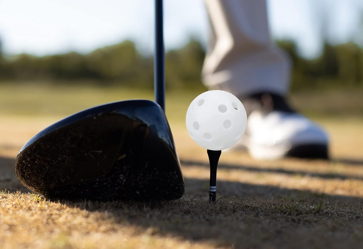 KISEER Paquete de 90 pelotas de golf coloridas de plástico para práctica, flujo de aire, pelotas de golf huecas de entrenamiento con malla de