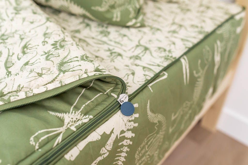 Beddy’s Nod & Winks – Juego de ropa de cama para niños pequeños, tema de fósiles, juego verde de 3 piezas con funda de colchón con cremallera,