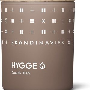 Skandinavisk Hygge ‘Cosiness’ – Mini vela perfumada. Notas de fragancia té negro y hojas de menta, manzanas secas y canela horneada. 2.3 oz. Skandinavisk Hygge ‘Cosiness’ – Mini vela perfumada. Notas de fragancia té negro y hojas de menta, manzanas secas y canela horneada. 2.3 oz.