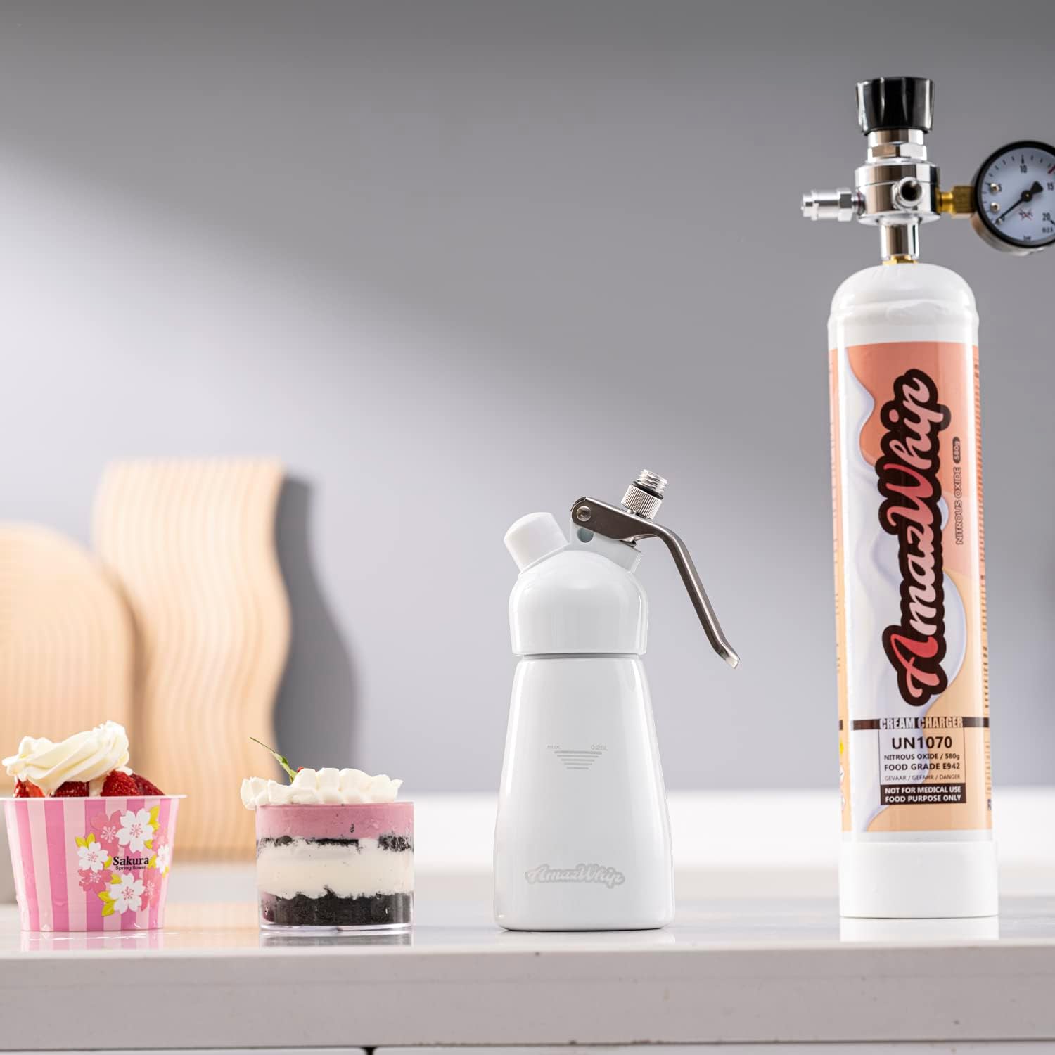 AmazWhip Dispensador de crema batida, accesorios generales, 3 puntas de decoración de plástico, soporte para cargador culinario, un cepillo limpio