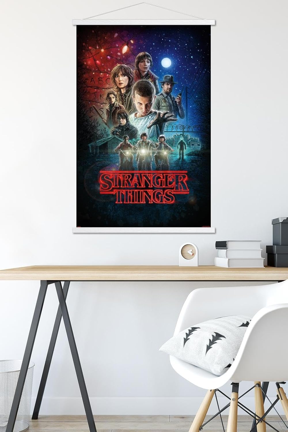 Trends International Netflix Stranger Things-One Sheet Wall Poster, 22.375 x 34 pulgadas, paquete estampado y colgador blanco