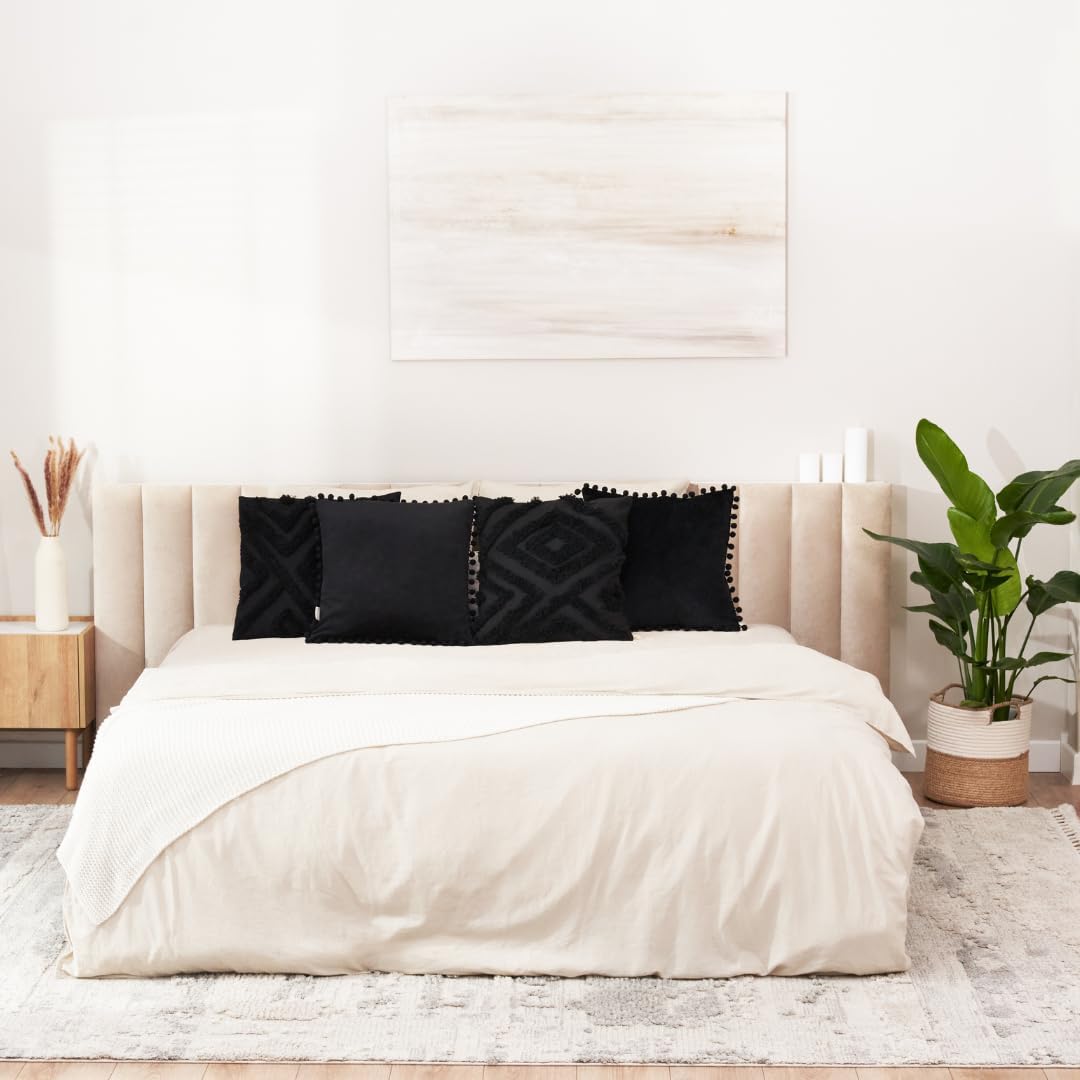 Juego de 4 fundas de almohada negras bohemias de 18 x 18 pulgadas para sofá, fundas de almohada rurales con pompones de terciopelo suave y diseños
