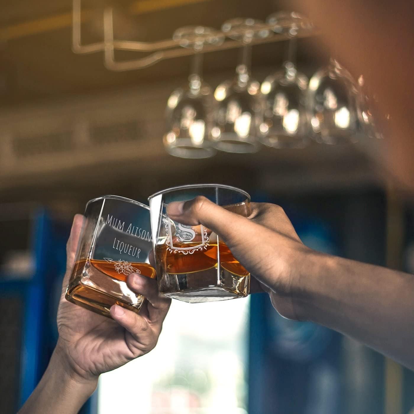Maverton Juego de whisky grabado para mujer – 2 vasos personalizados para ella – Jarra de whisky y vasos para cumpleaños – Elegante decantador para