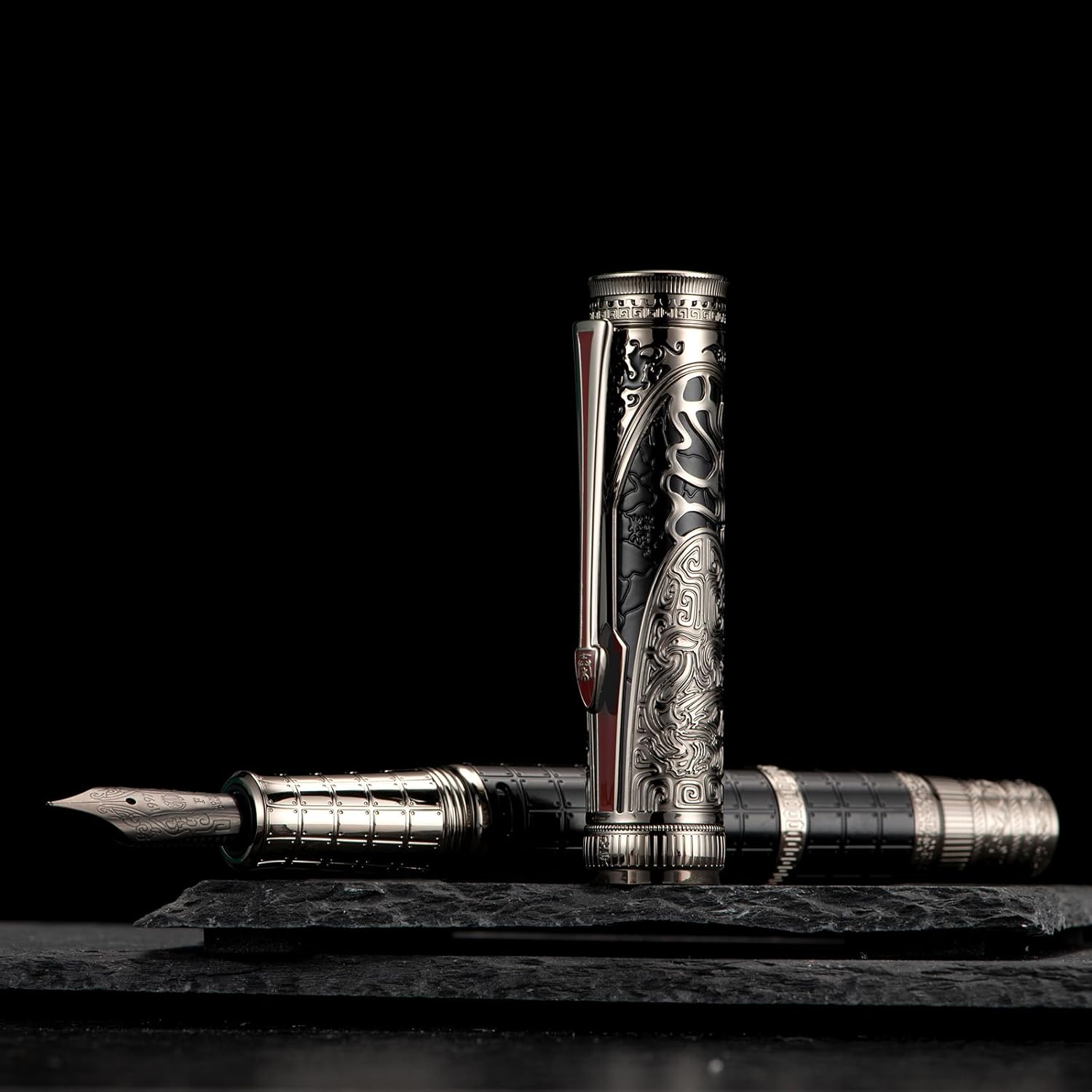 HONG DIAN Hongdian D5 Qin Dynasty – Pluma estilográfica, color negro y plateado, pluma de llenado de pistón de punta fina, grabado de tótem chino