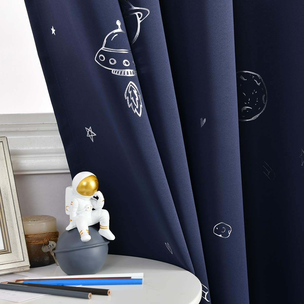 Vangao Cortinas opacas de color azul marino, cortinas espaciales para niños, guardería, habitación de niñas, estampado plateado con ojales en la