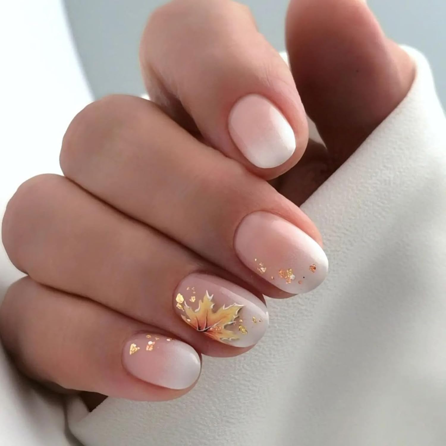 Uñas postizas cortas a presión de otoño, uñas postizas de cabeza redonda con diseño de hoja de arce, diseño de lámina dorada, degradado, brillante,