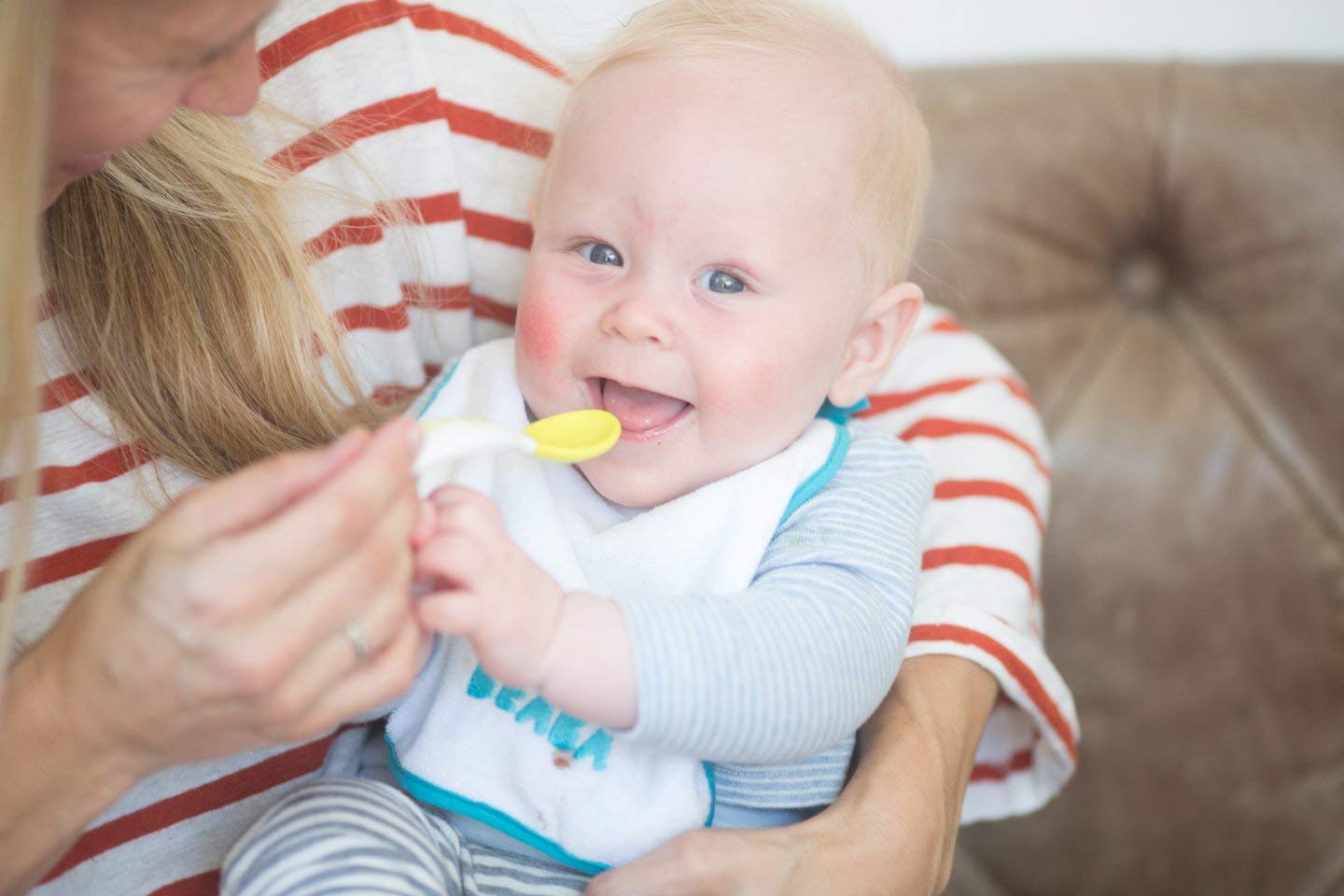 BEABA Juego de 4 piezas de cubiertos de alimentación autónoma y silicona para niños pequeños, parte inferior de succión suave, irrompible y