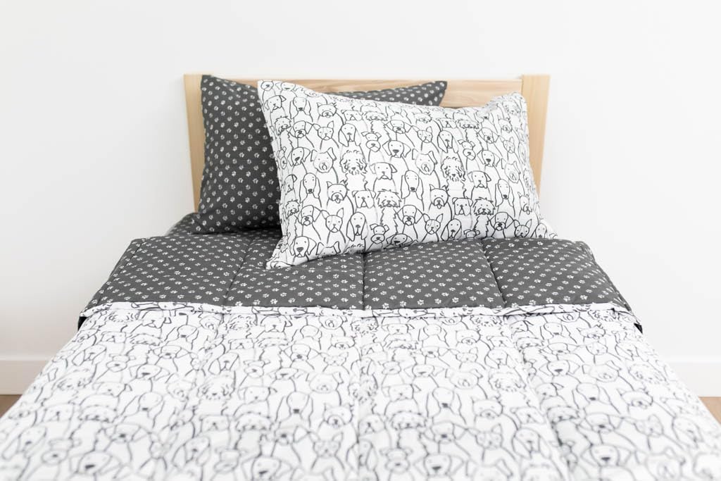Beddy’s Nod & Winks – Juego de ropa de cama tamaño matrimonial con cremallera para niños, tema de perros cachorros, juego blanco de 5 piezas con