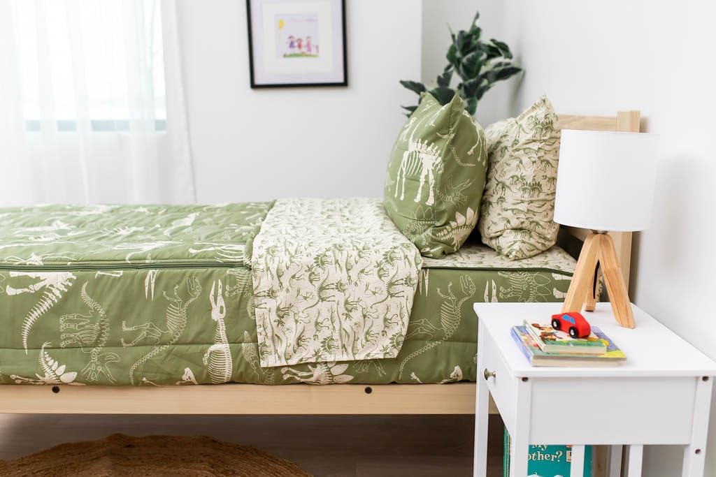 Beddy’s Nod & Winks – Juego de ropa de cama para niños pequeños, tema de fósiles, juego verde de 3 piezas con funda de colchón con cremallera,