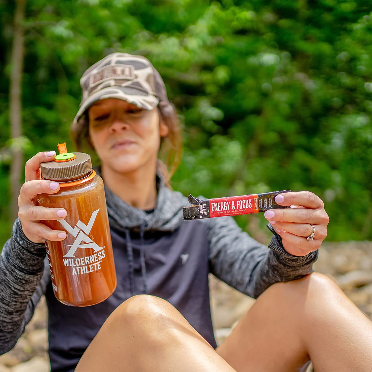 Wilderness Athlete – Energía y enfoque  Potenciador de energía para mujeres y hombres – Mezcla de bebida energética con cafeína natural – Bebida