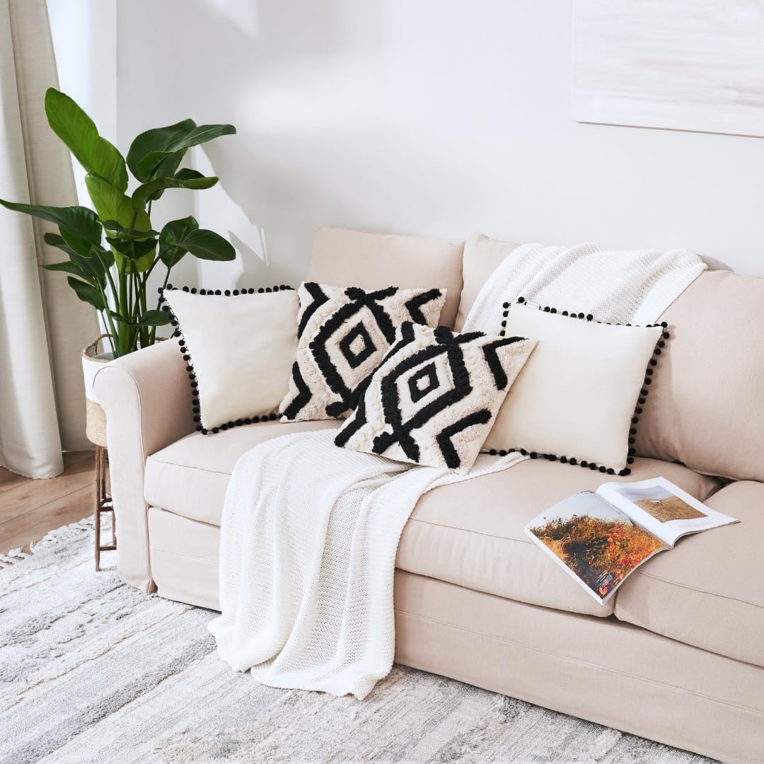 NAIMDECOR Juego de 4 fundas de almohada bohemias de color negro y crema de 18 x 18 pulgadas, almohadas decorativas para sofá, pompones de terciopelo