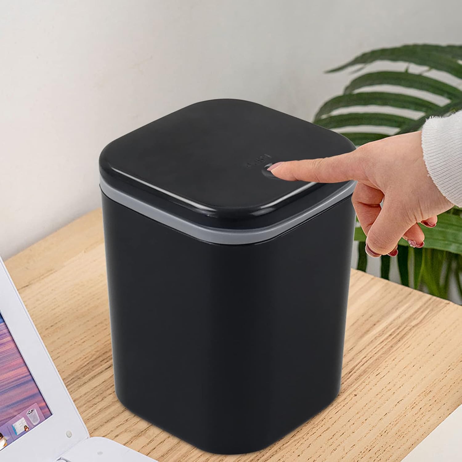 Bringer Basurero de escritorio de 2 L, bote de basura pequeño de plástico de 0.5 galones con tapa, color negro