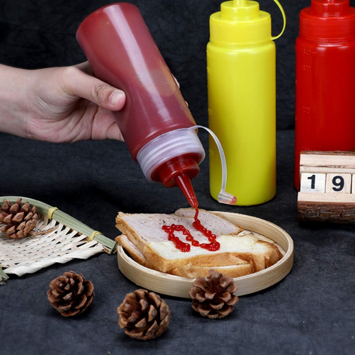 Bekith Paquete de 12 botellas de plástico de boca ancha de 16 onzas con tapas giratorias y medidas discretas, botella vacía para salsa, salsa de