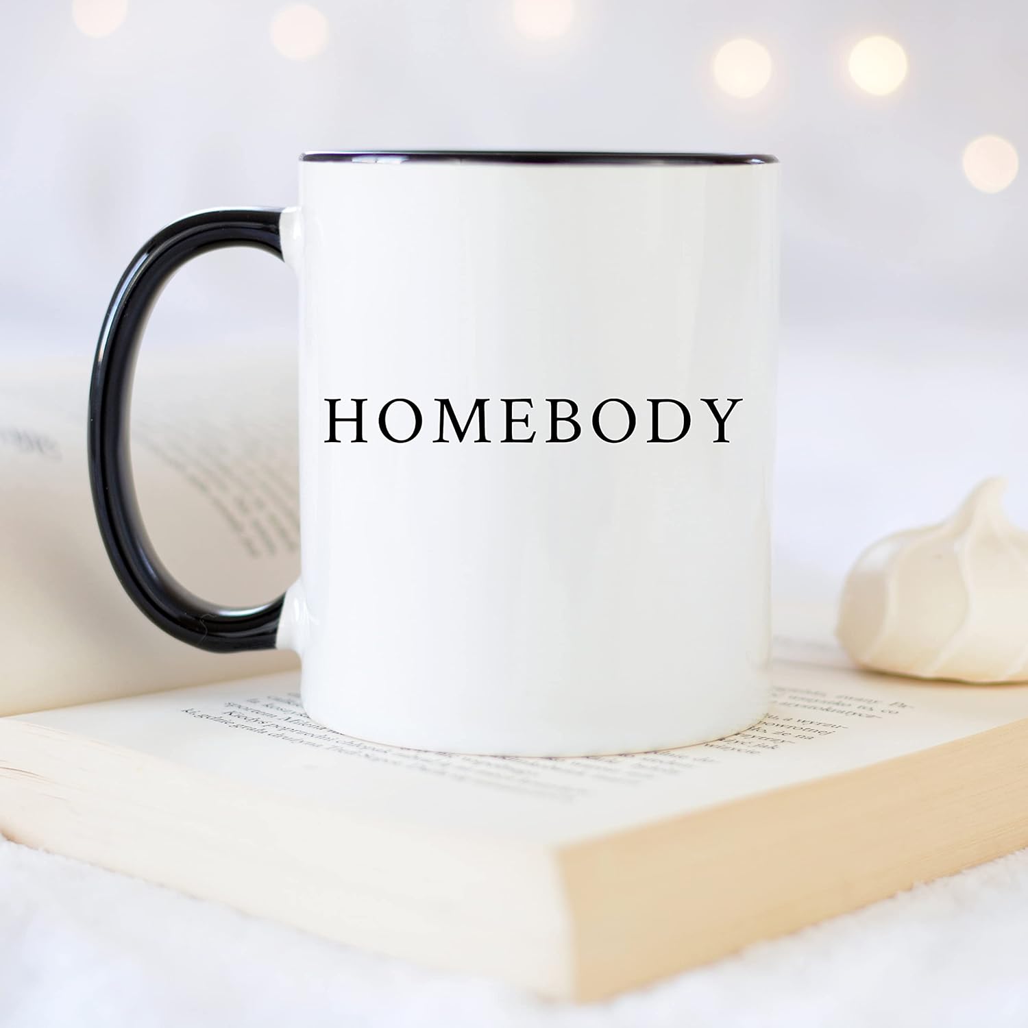 YouNique Designs Homebody – Taza de café de 11 onzas, taza de café para introvertidos, lindas tazas de café para mujeres, tazas de café más