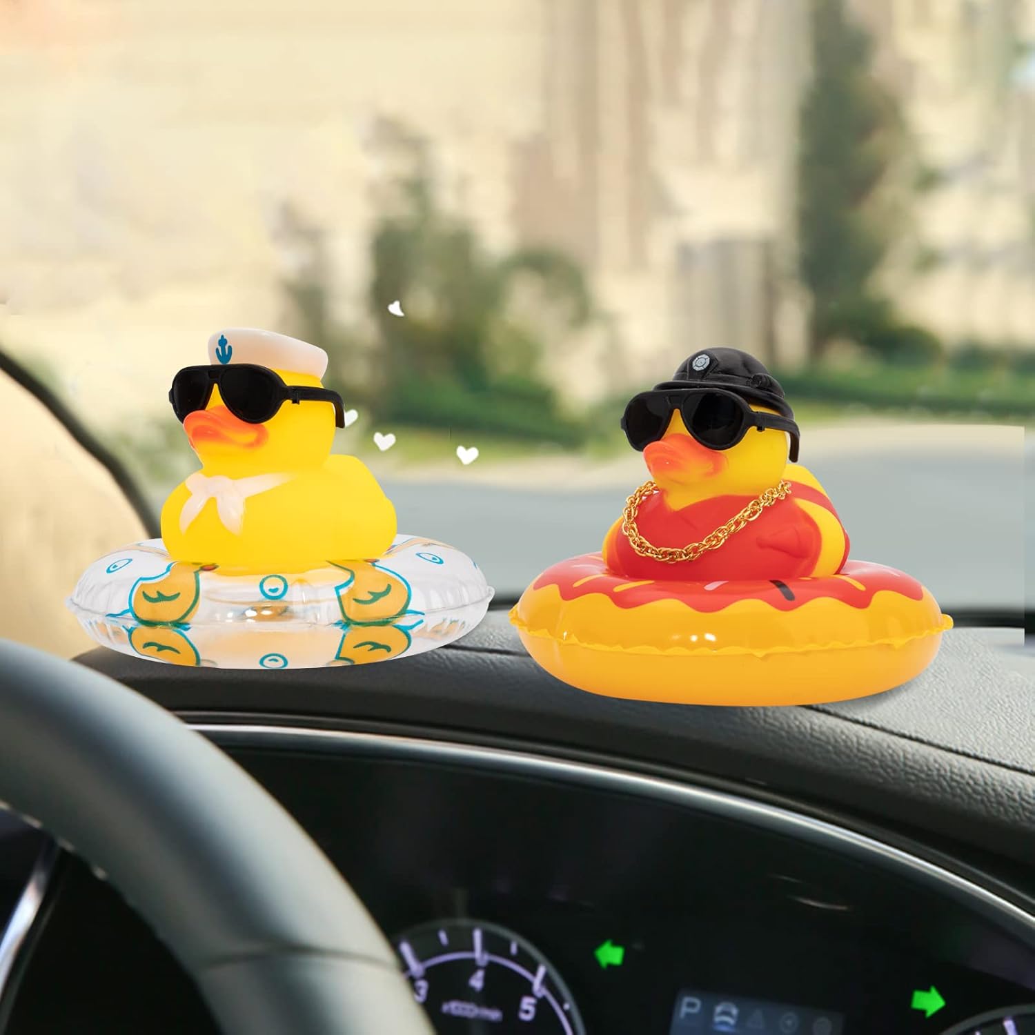 Wonuu Decoración de pato de goma para automóvil, adorno de tablero con mini collar de anillo de natación y gafas de sol