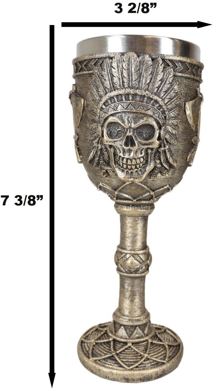 Ebros Gift Cráneo jefe tribal indio nativo americano con tocado de cucaracha y doble hacha cruzada copa de vino copa de vidrio de cáliz Osario