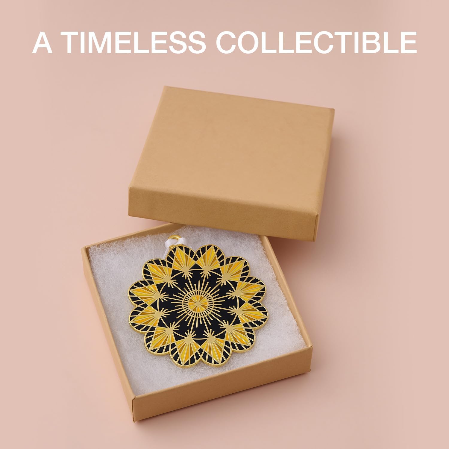 Adorno colgante de Navidad ucraniano, chapado en oro, diseño de doble cara por artistas ucranianos VikaVita – Adorno de Navidad 2023 por Dissent Pins