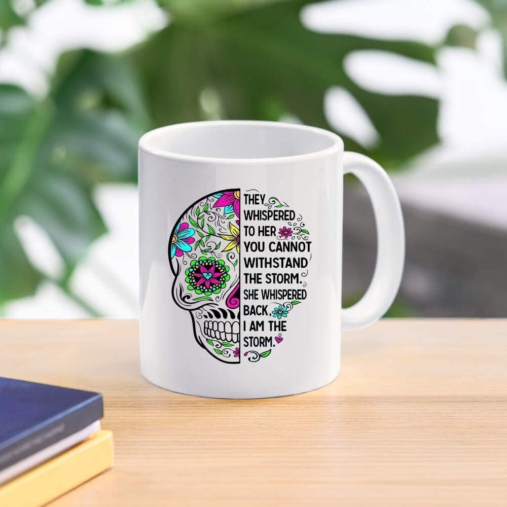 Babimarkeebei Taza de café blanca divertida con texto en inglés “They susurrated to her you can’t stand the storm she whispered back I am the storm,