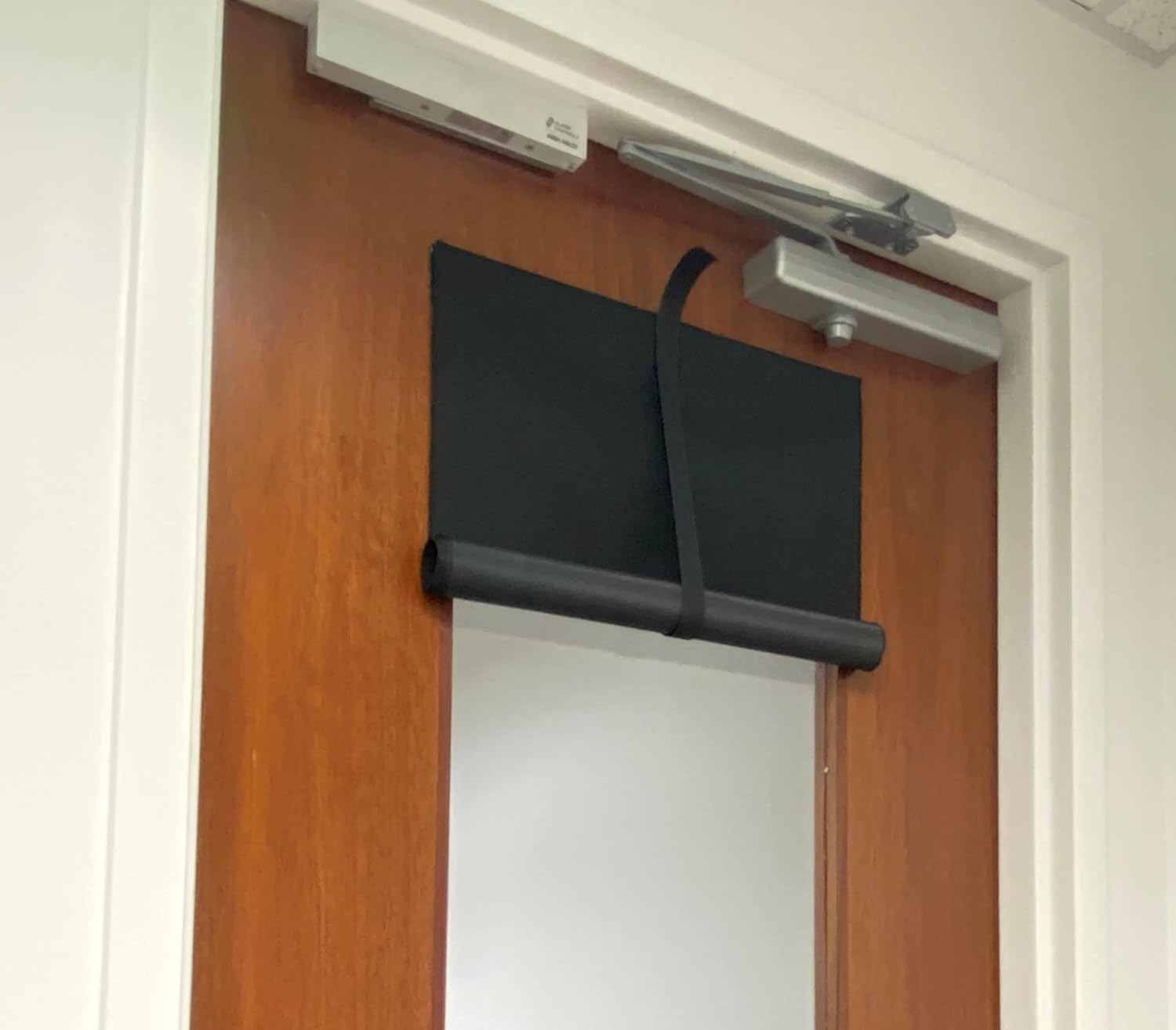 ALP – Persianas opacas para ventanas y puertas de aula en tela tradicional. Diseño patentado para oscurecer la habitación, bloquea vistas. Fabricado