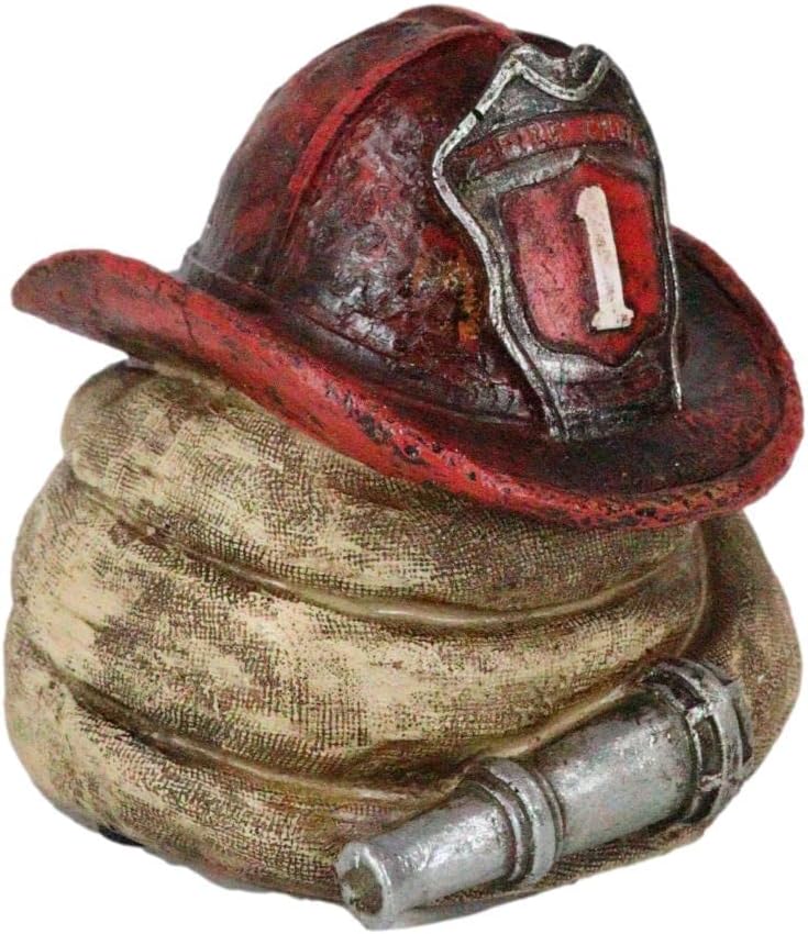 Ebros Gift Estación de bomberos rústica, 1 sombrero de bombero con manguera en espiral, ahorro de monedas, alcancía, figura decorativa para