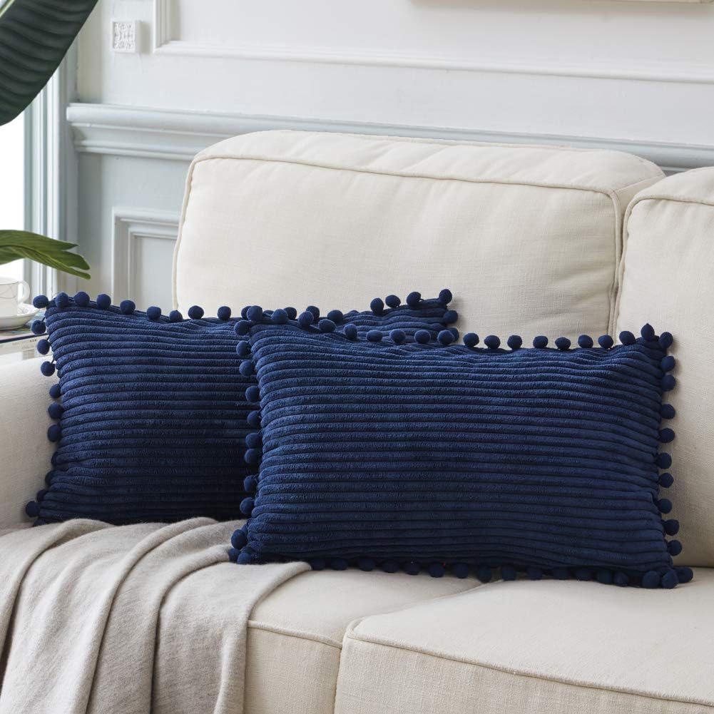 Fancy Homi – Paquete de 2 fundas de cojines, de pana suave y decorativas, con pompones, cuadradas, de color liso, fundas de cojines para sofá,