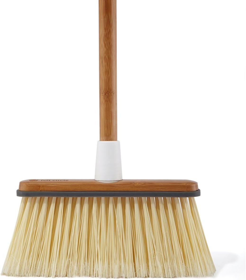 Full Circle Escoba de bambú Clean Sweep  en ángulo para precisión en espacios reducidos, con cerdas rígidas recicladas para limpieza en interiores y