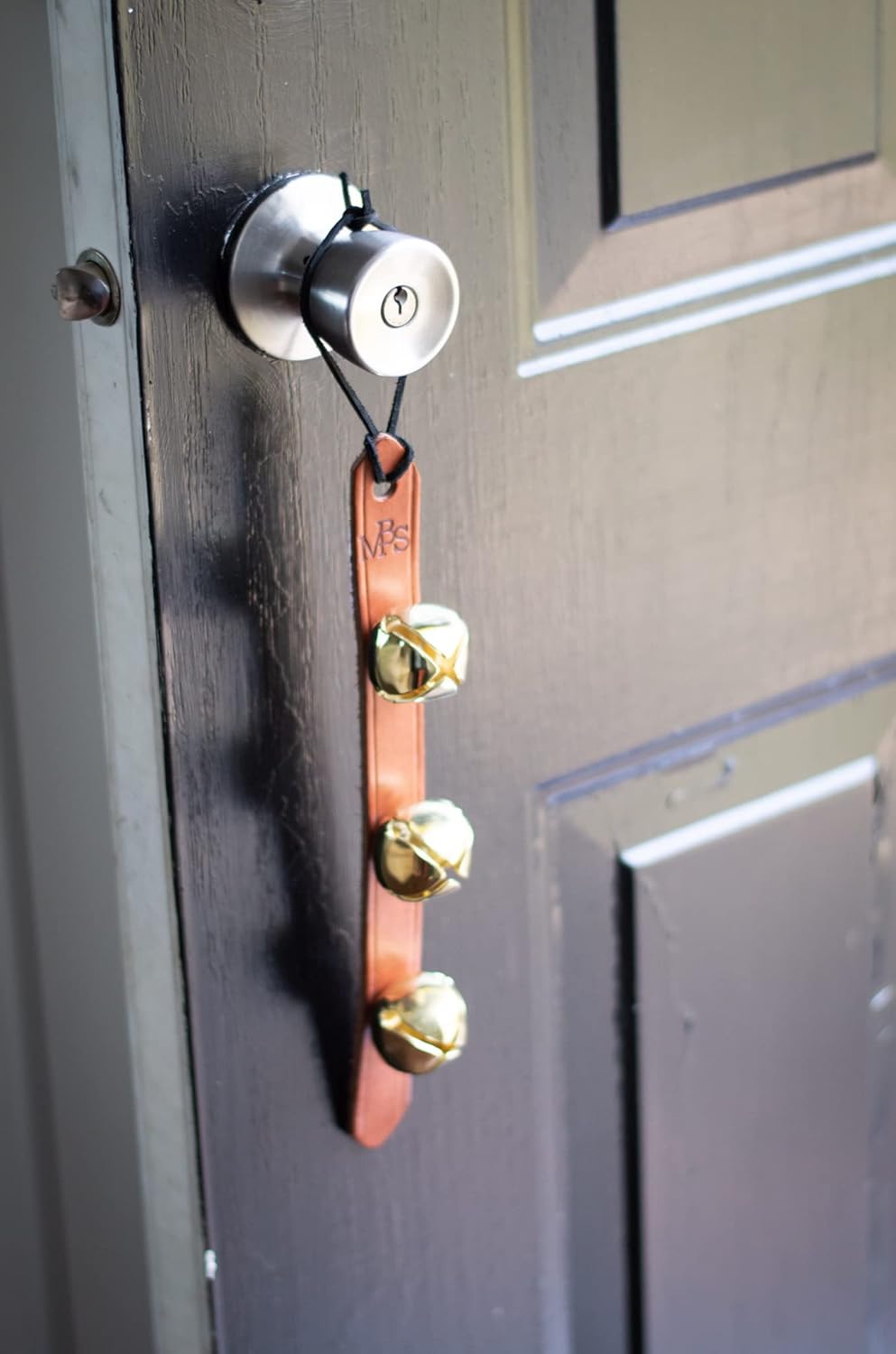 DM Smucker LLC  Campanas colgantes de cuero para trineo  Timbre decorativo para puerta colgante  3 campanas con corbata (negro)