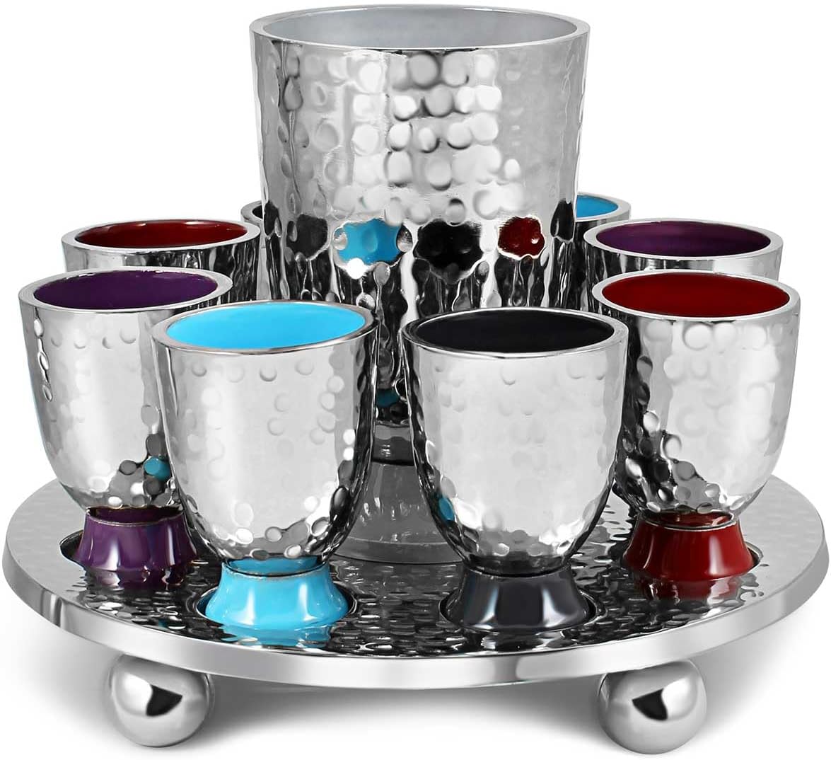 Elegant Display Kidush Cup Juego de fuente de vino  Metal martillado con detalles de esmalte  Copa grande, 8 tazas de chupito para Shabat, Pascua,