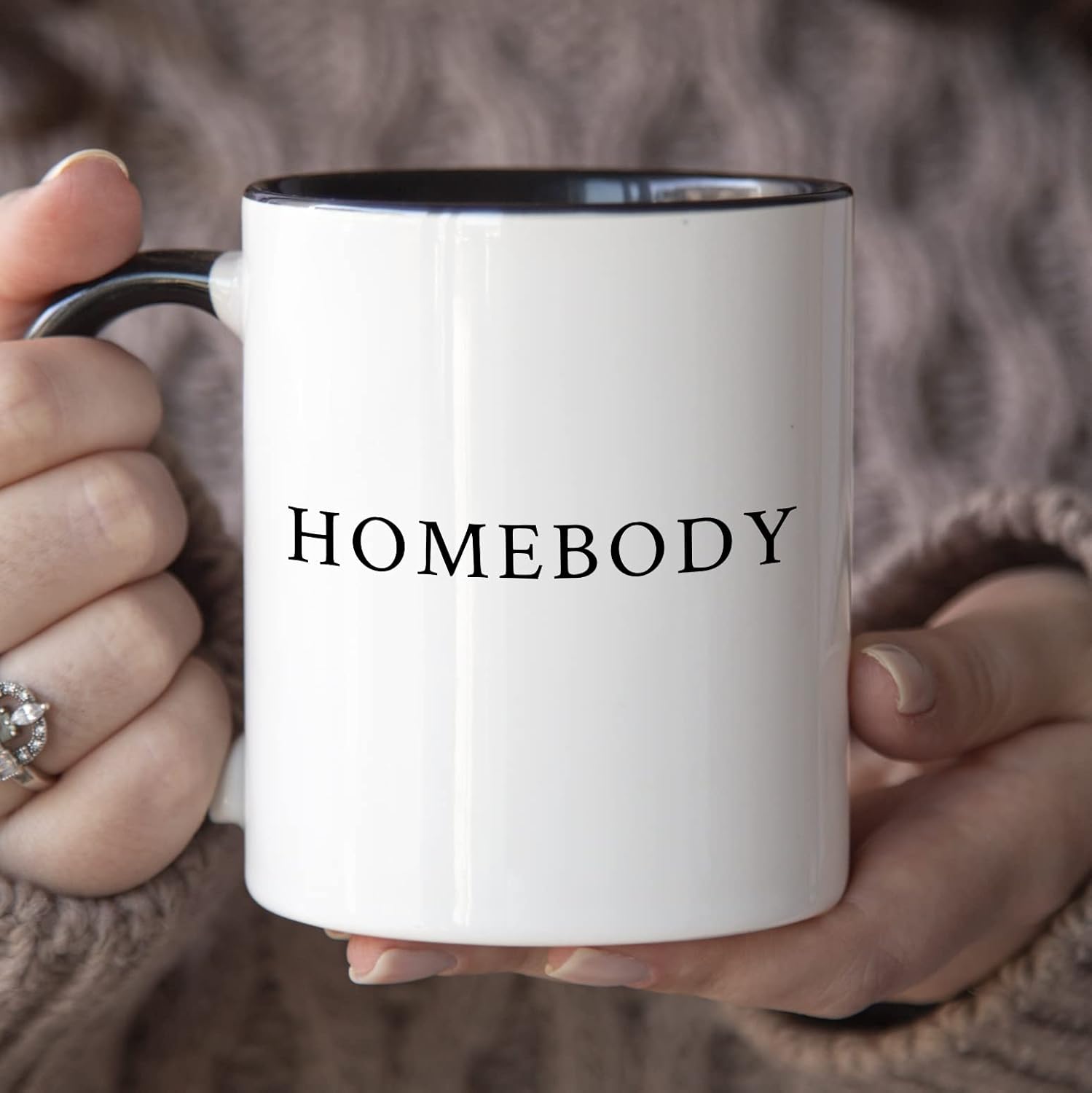 YouNique Designs Homebody – Taza de café de 11 onzas, taza de café para introvertidos, lindas tazas de café para mujeres, tazas de café más