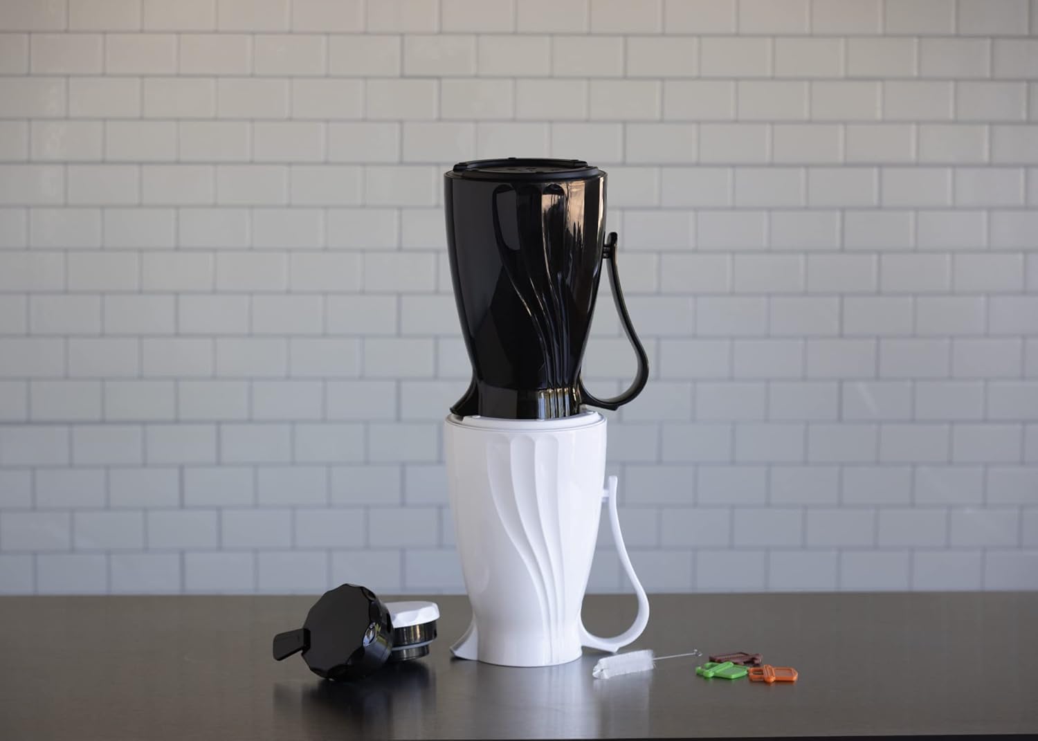 Service Ideas TNSPB12WH Twist N’ Serve – Jarra de café, plástico sin BPA, 1.2 litros, 40.5 onzas, color blanco