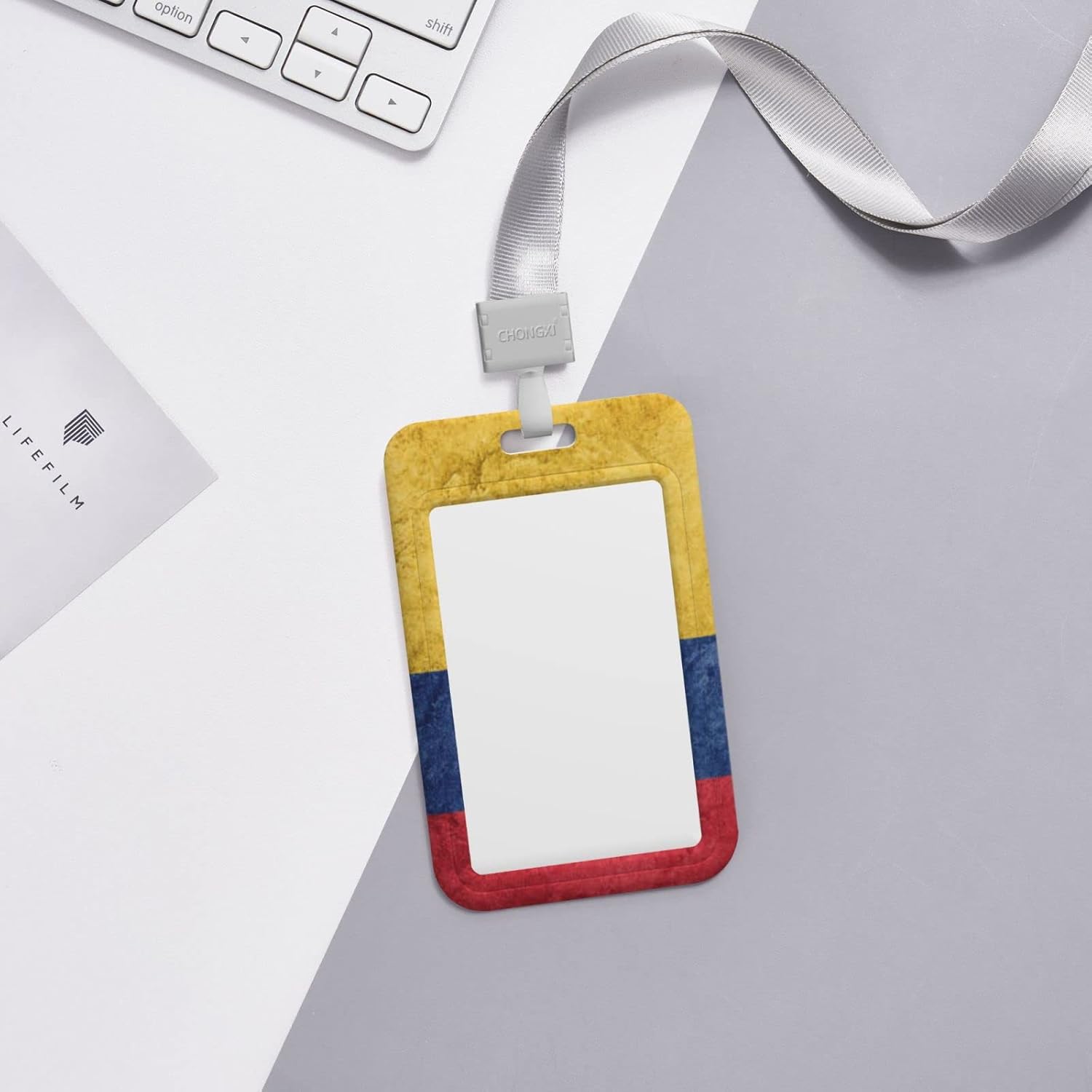 Portatarjetas de identificación impermeables con 1 ventana de identificación transparente y 1 ranura para tarjeta de crédito y un cordón desmontable