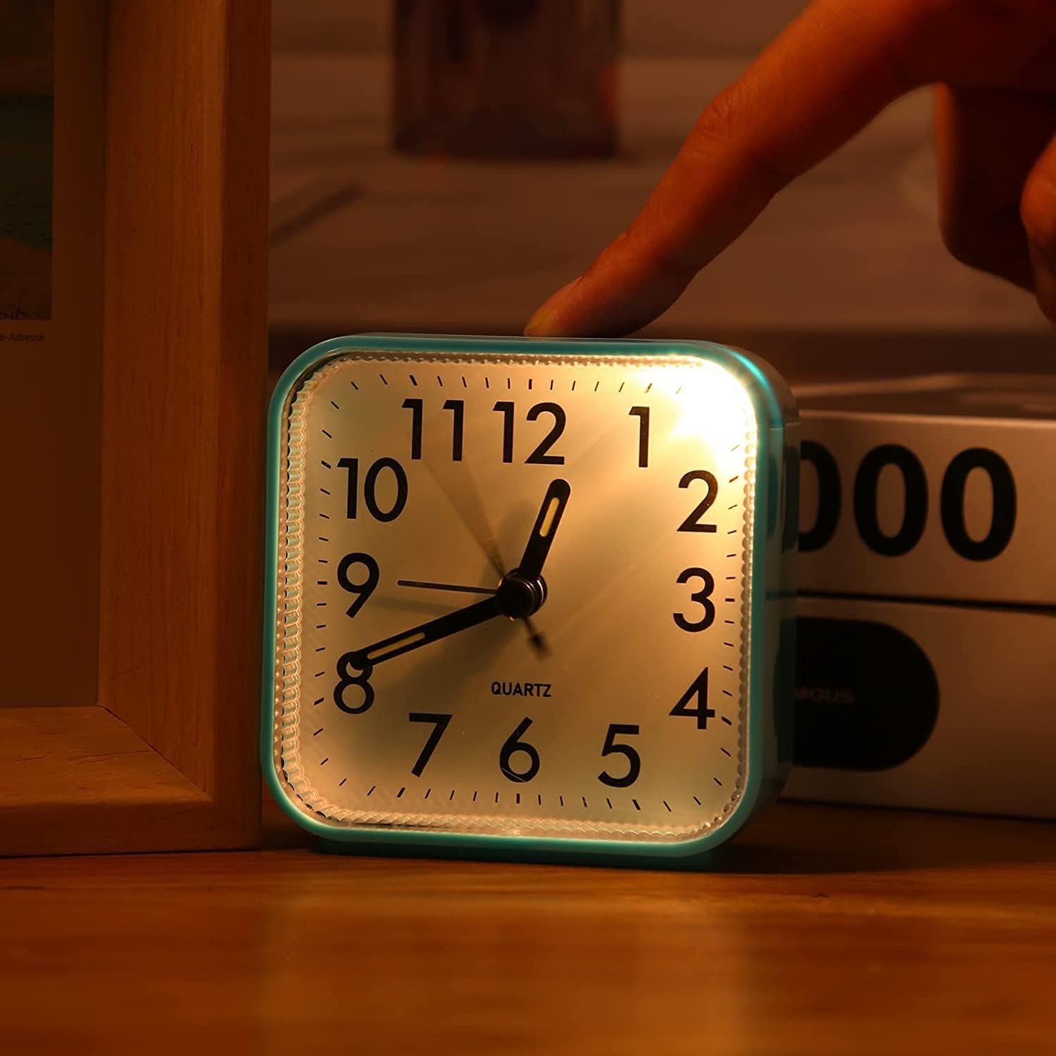AMIR Reloj despertador analógico, reloj pequeño silencioso sin tictac, reloj despertador de viaje con repetición y luz, sonidos de pitido
