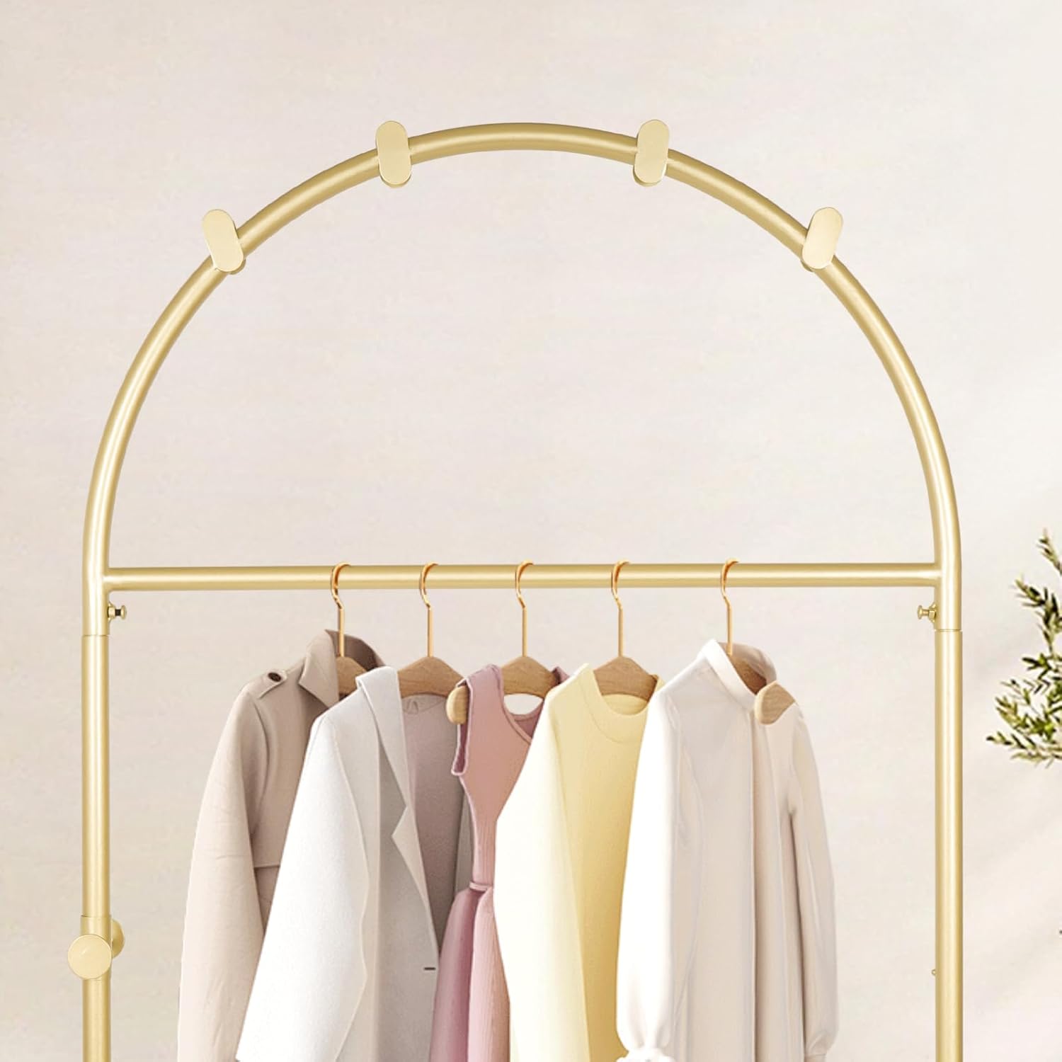 uyoyous Percheros dorados independientes para entrada con base de madera, percheros dorados con estante para dormitorio, hogar, sombrero, bufanda,