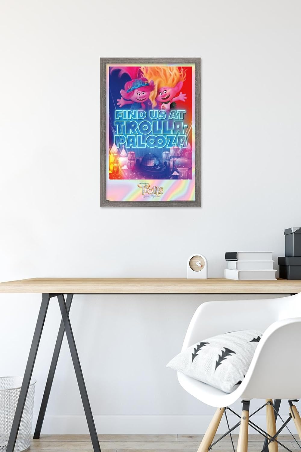 Trends International Trolls Band Together – Póster de pared de Viva y Amapola en Trolla-Palooza, 14.72 x 22.37 pulgadas, versión enmarcada de madera