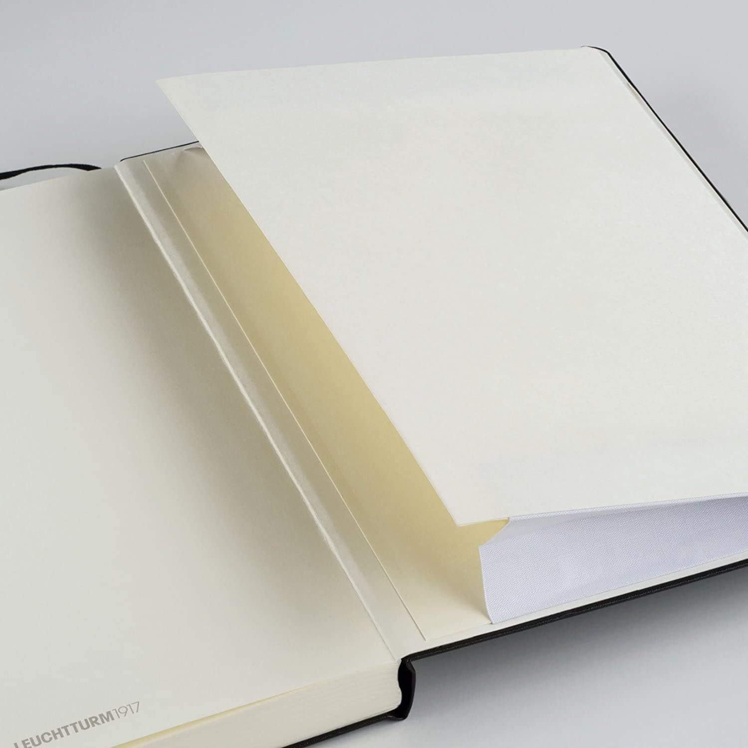 LEUCHTTURM1917 – Cuaderno de tapa dura de bolsillo A6-187 páginas numeradas para escribir y escribir diario (azul real, punteado)