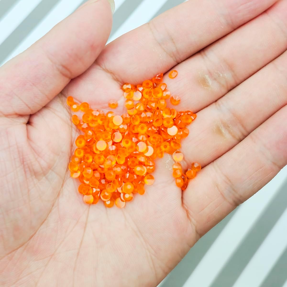 950 diamantes de imitación de resina con parte trasera plana de 0.236 pulgadas, cristales de imitación transparentes que brillan en la oscuridad