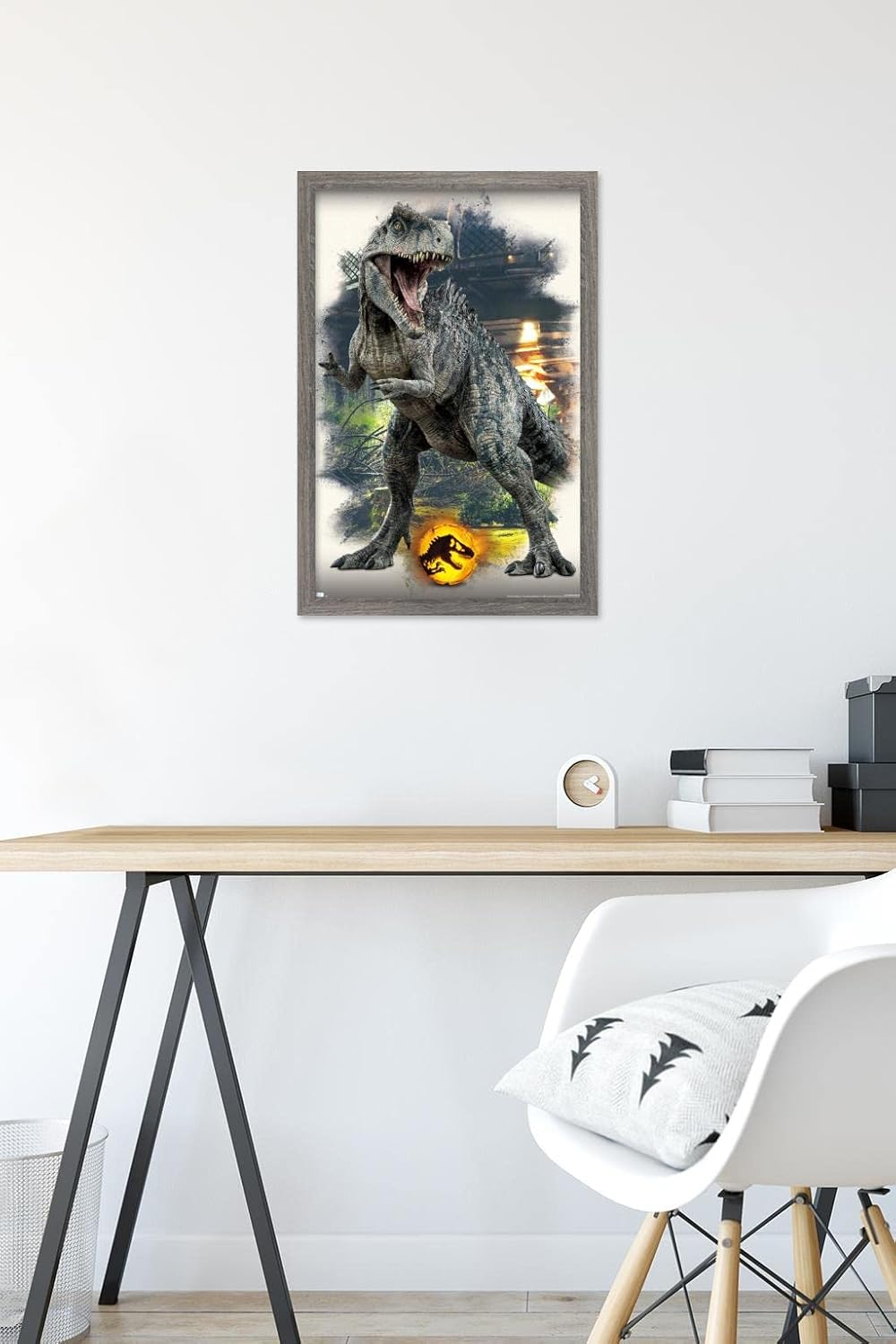 Trends International Jurassic World Dominion – Póster de pared focal Giganotosaurus, 14.725 x 22.375 pulgadas, versión enmarcada de madera de granero