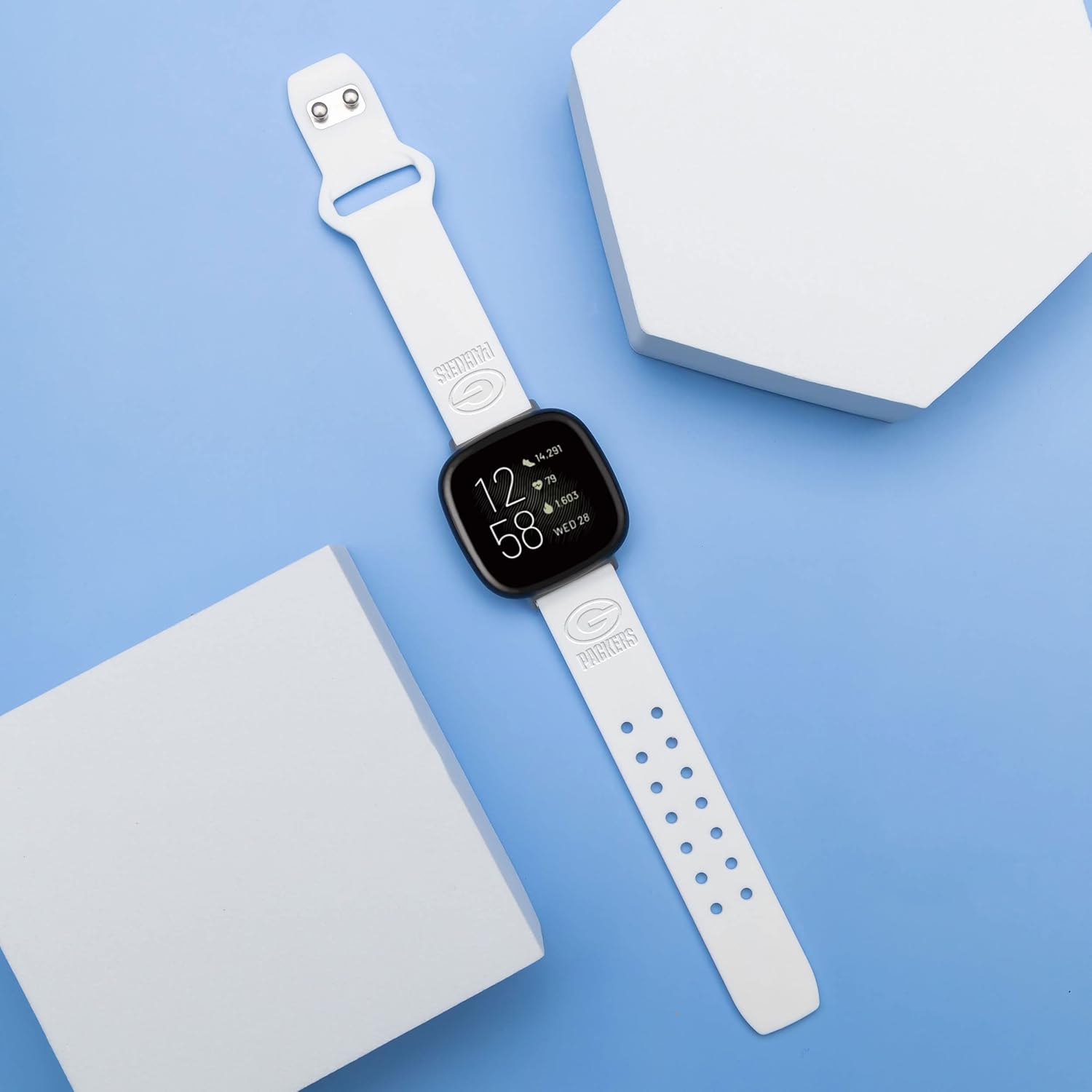 Game Time Green Bay Packers – Correa deportiva de silicona grabada compatible con Fitbit Versa 3 y Sense Green