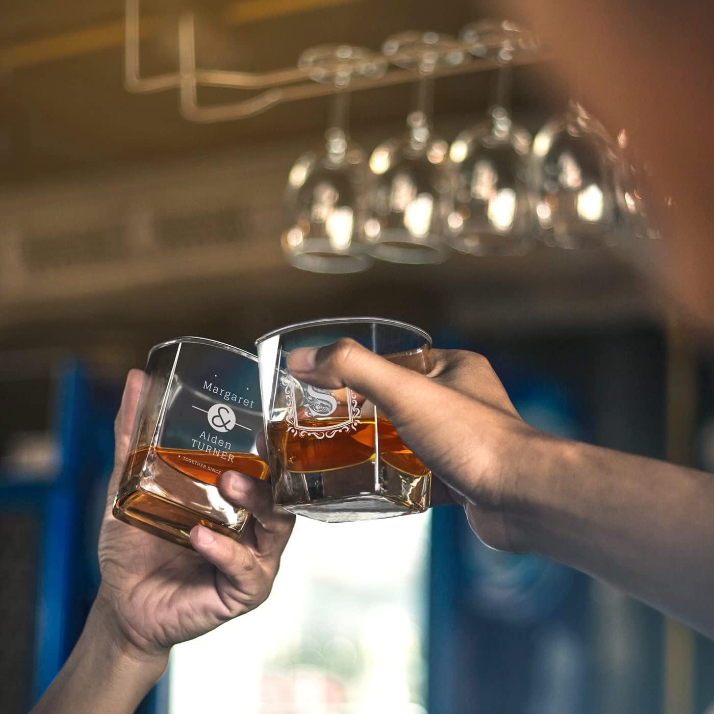 Maverton Juego de decantador de whisky grabado para parejas, dispensador de bebidas elegante personalizado para aniversario, 6 vasos de whisky con