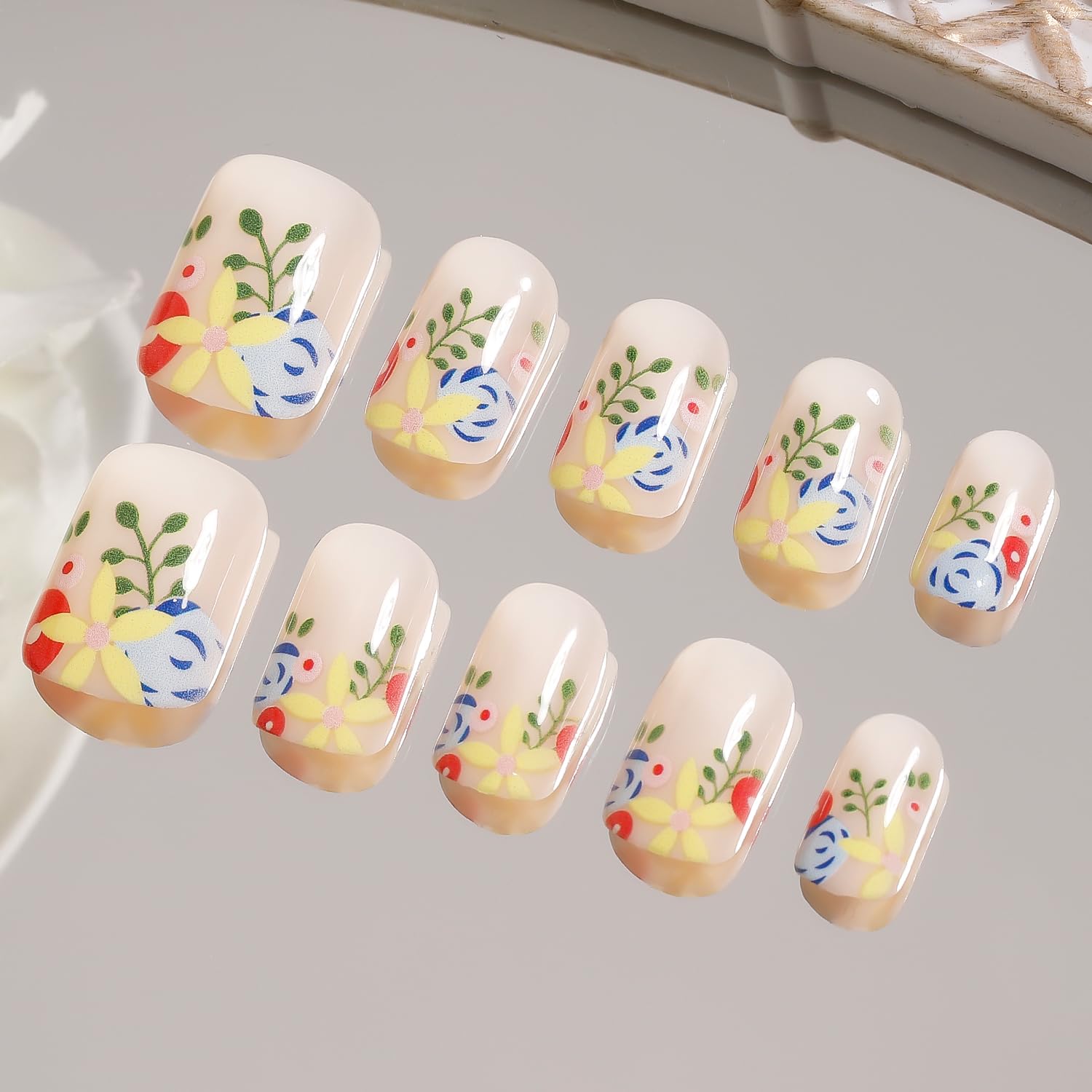 BettyCora – Uñas postizas cuadradas cortas a presión, 24 puntas de uñas con pegamento para uñas, uñas de flores amarillas