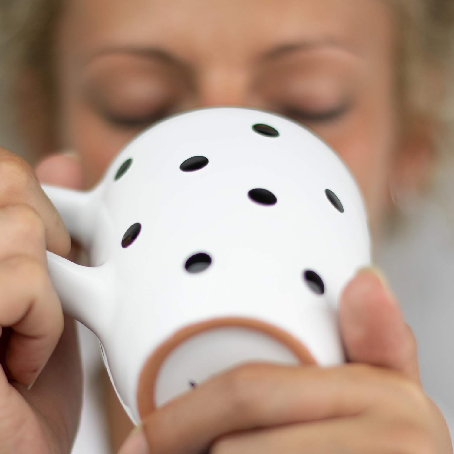 City to Cottage Taza de cerámica hecha a mano con lunares blancos y negros de 10 oz10.1 fl oz, chocolate caliente, café, taza de té, taza con mango